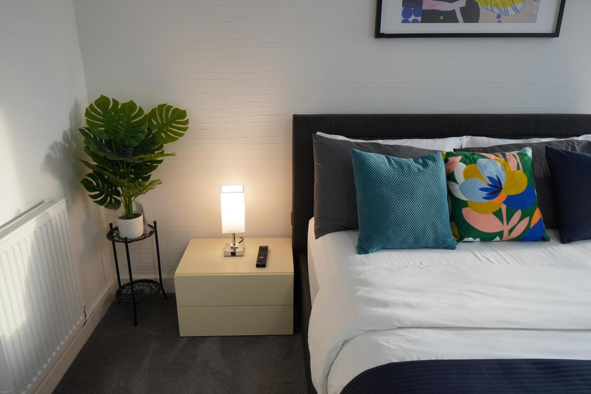 Luxury - Pick A - Free Parking & Kitchen Access, Near Etihad Stadium, The Coop Live & Piccadilly Station, Homestay