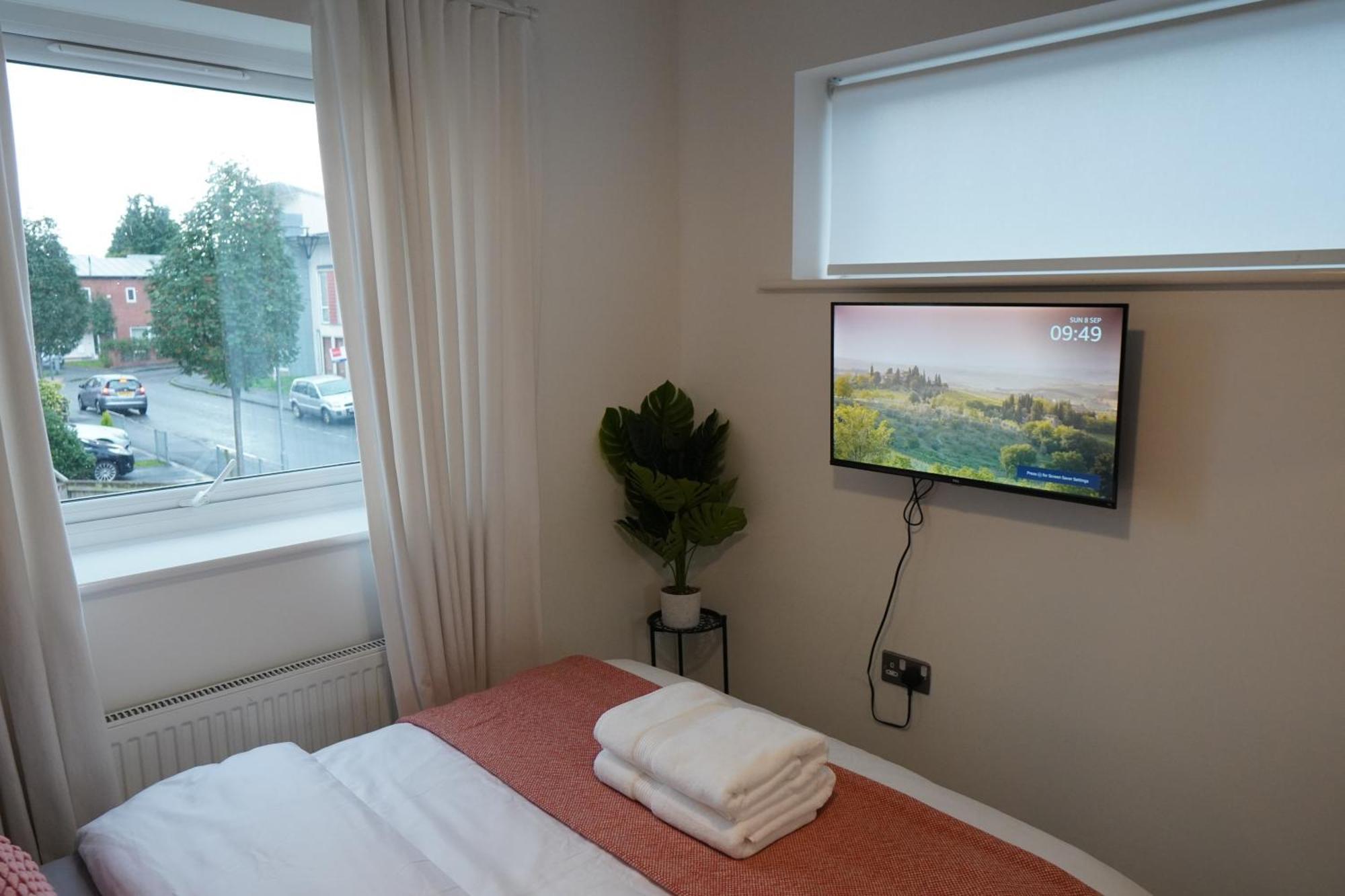 Luxury - Pick A - Free Parking & Kitchen Access, Near Etihad Stadium, The Coop Live & Piccadilly Station, Homestay
