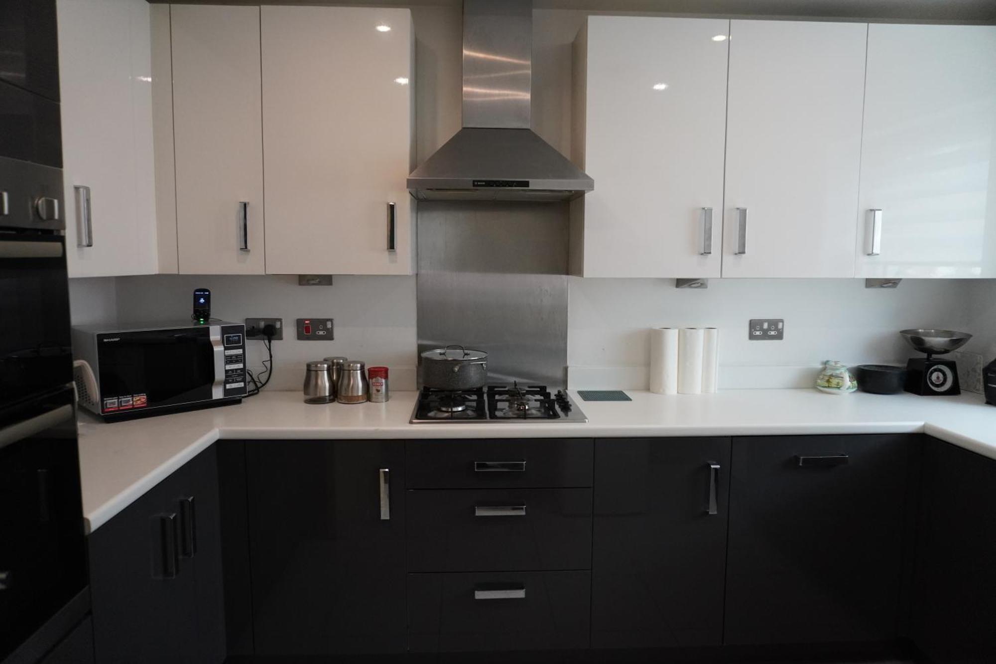 Luxury - Pick A - Free Parking & Kitchen Access, Near Etihad Stadium, The Coop Live & Piccadilly Station,