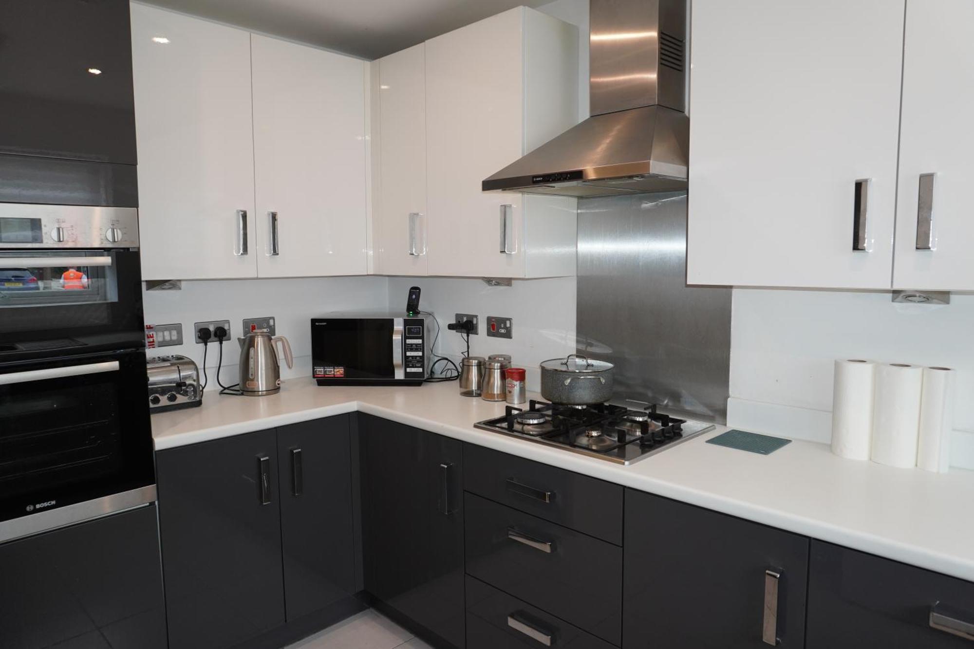 Homestay Luxury - Pick A - Free Parking & Kitchen Access, Near Etihad Stadium, The Coop Live & Piccadilly Station,