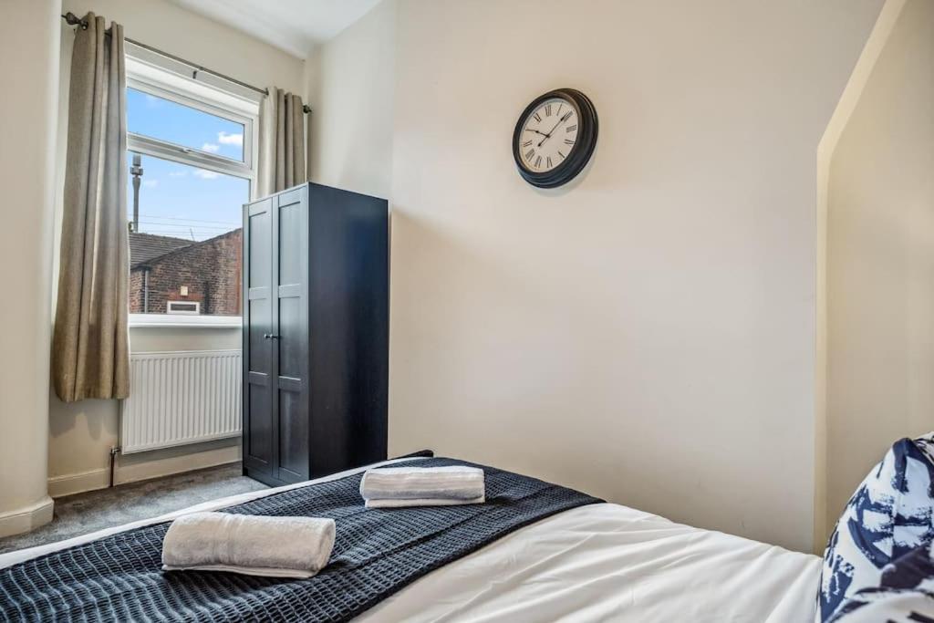 Large 3 Bed House With Pool Table & 5x Double Beds By Vista Short Lets Holiday home *