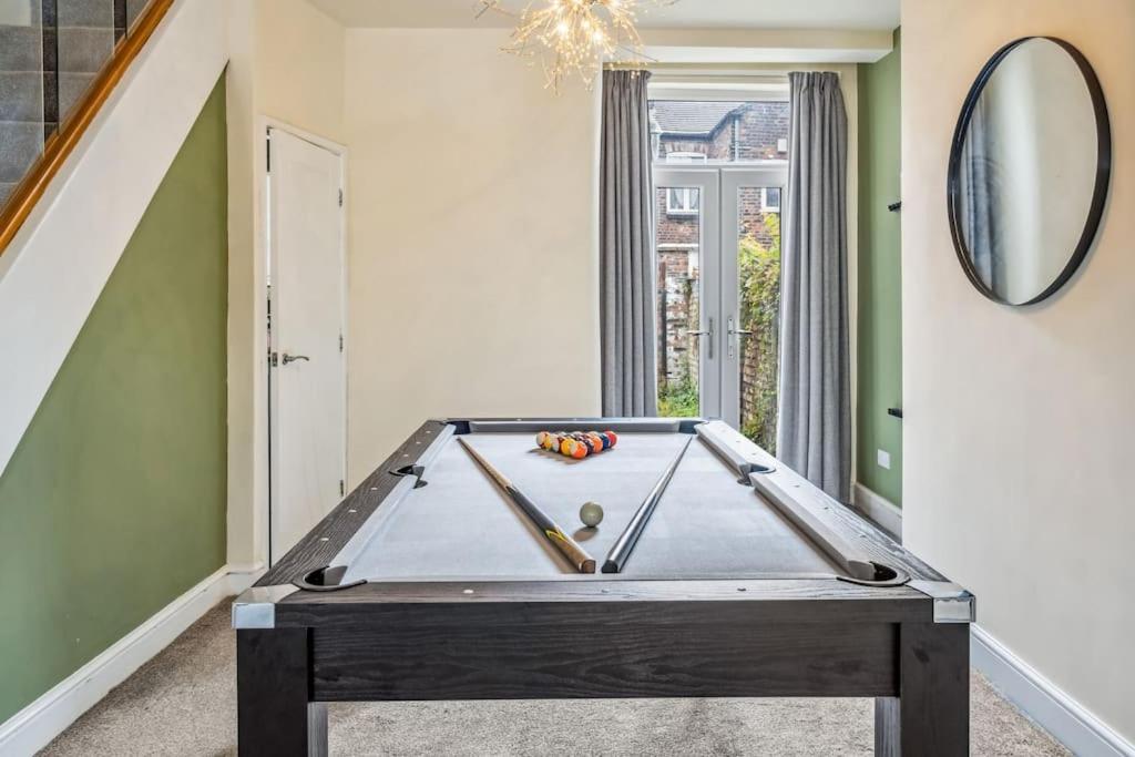 Holiday home Large 3 Bed House With Pool Table & 5x Double Beds By Vista Short Lets Manchester