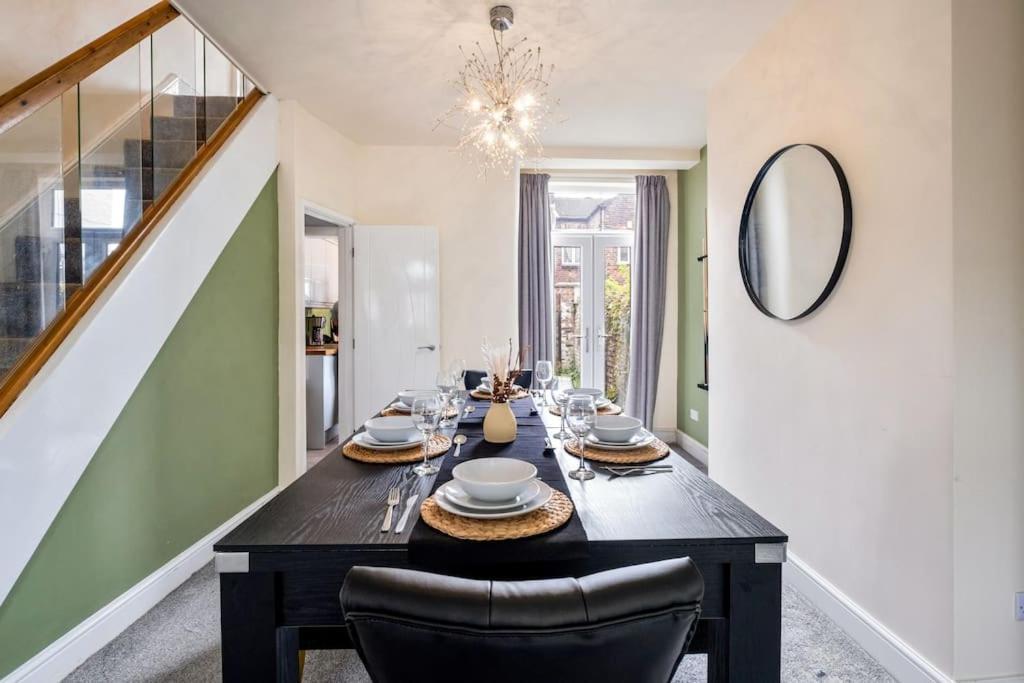 Large 3 Bed House With Pool Table & 5x Double Beds By Vista Short Lets Manchester
