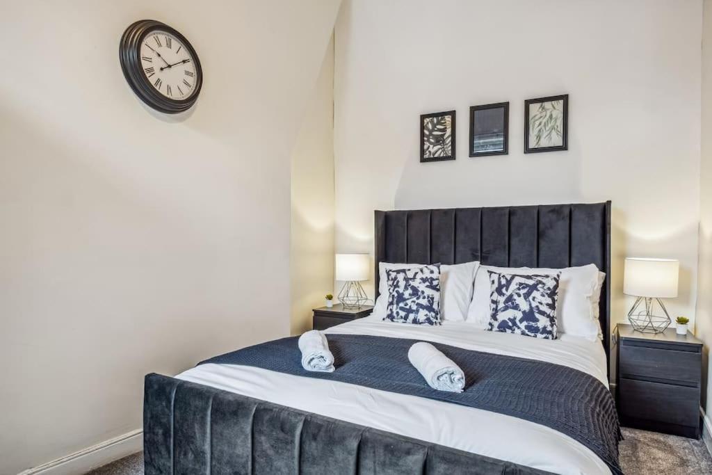 Large 3 Bed House With Pool Table & 5x Double Beds By Vista Short Lets Manchester