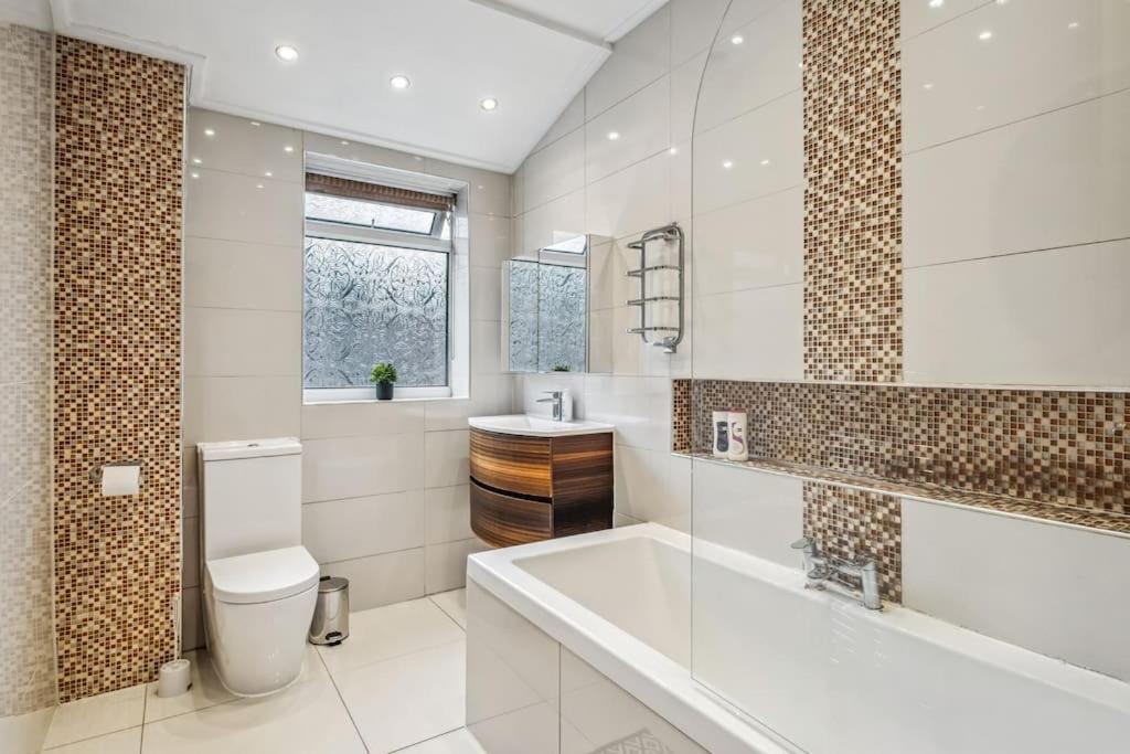 Large 3 Bed House With Pool Table & 5x Double Beds By Vista Short Lets Holiday home