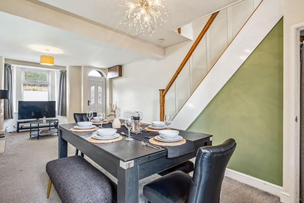 Large 3 Bed House With Pool Table & 5x Double Beds By Vista Short Lets *