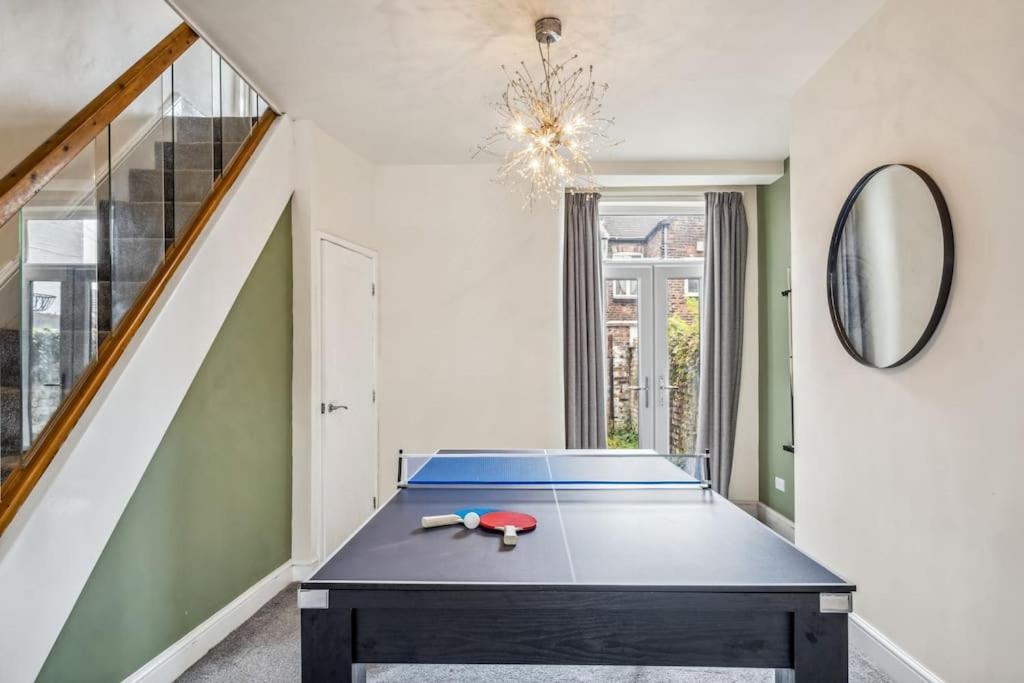 Large 3 Bed House With Pool Table & 5x Double Beds By Vista Short Lets Holiday home