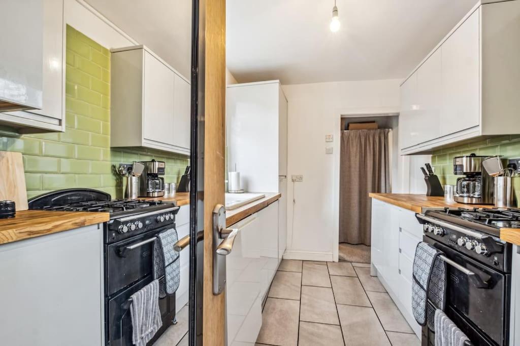 Holiday home Large 3 Bed House With Pool Table & 5x Double Beds By Vista Short Lets *
