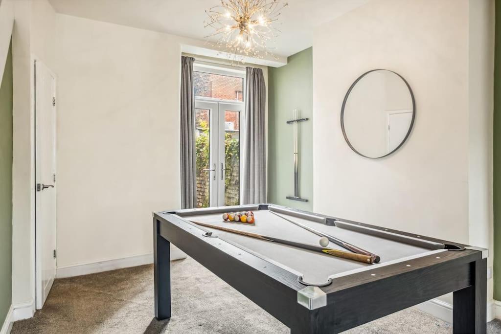 Large 3 Bed House With Pool Table & 5x Double Beds By Vista Short Lets *