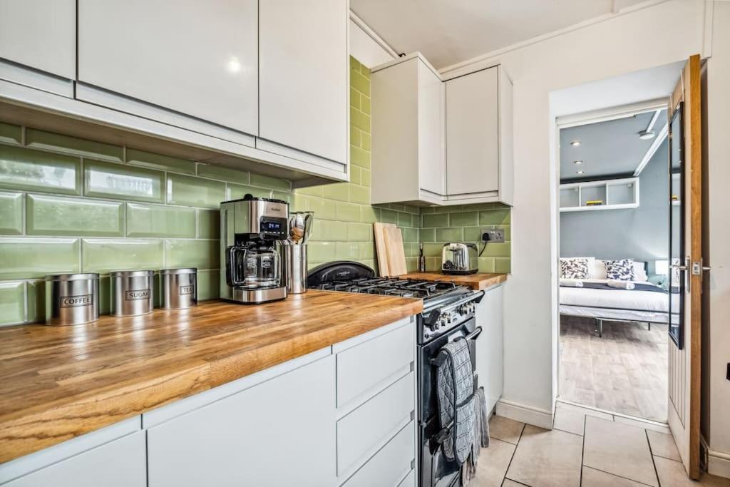 Large 3 Bed House With Pool Table & 5x Double Beds By Vista Short Lets Holiday home