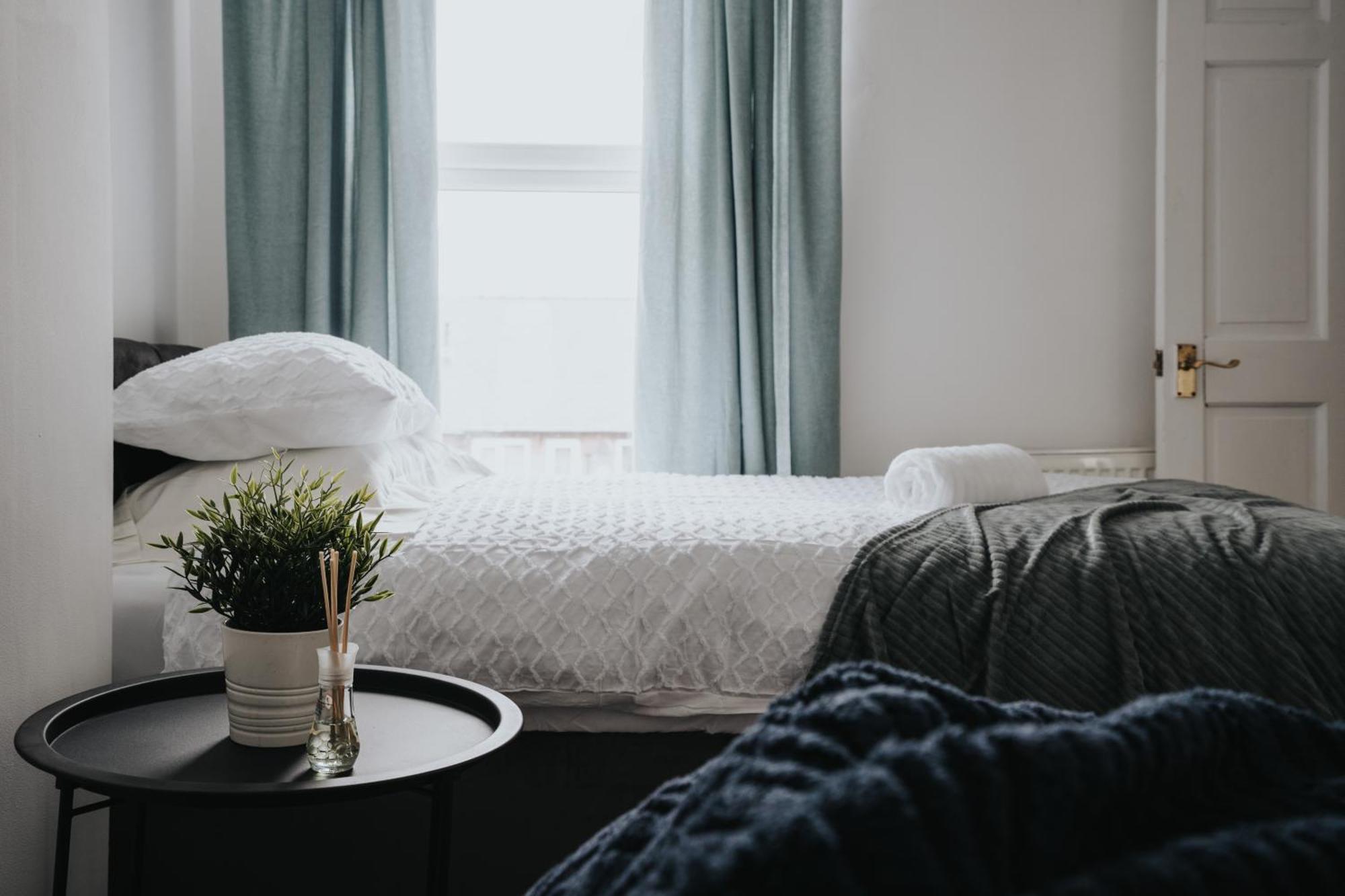 Modern & Spacious - Pool Table - Free Parking - Sleeps 10 Appartement Manchester