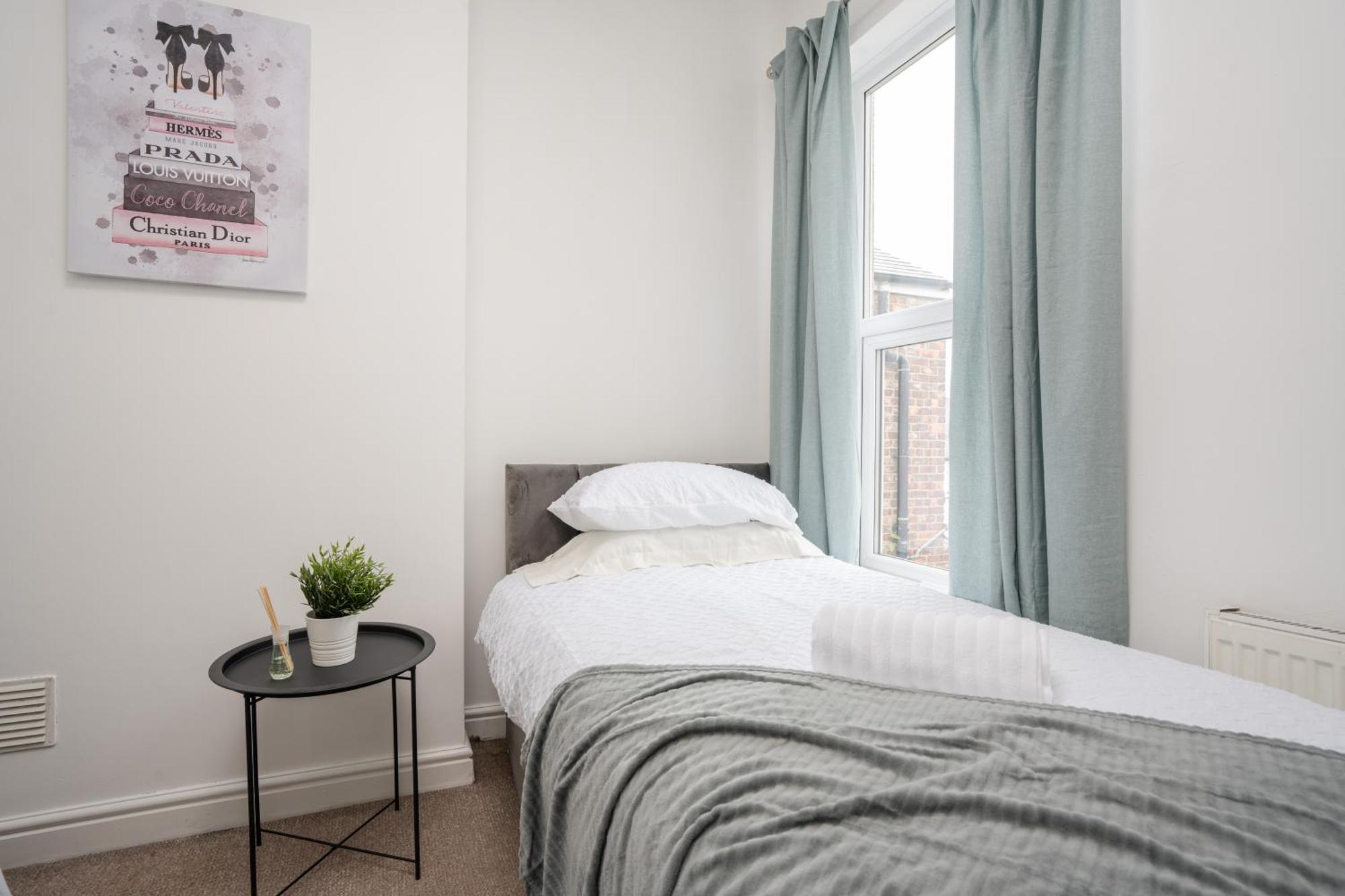 Modern & Spacious - Pool Table - Free Parking - Sleeps 10 Manchester