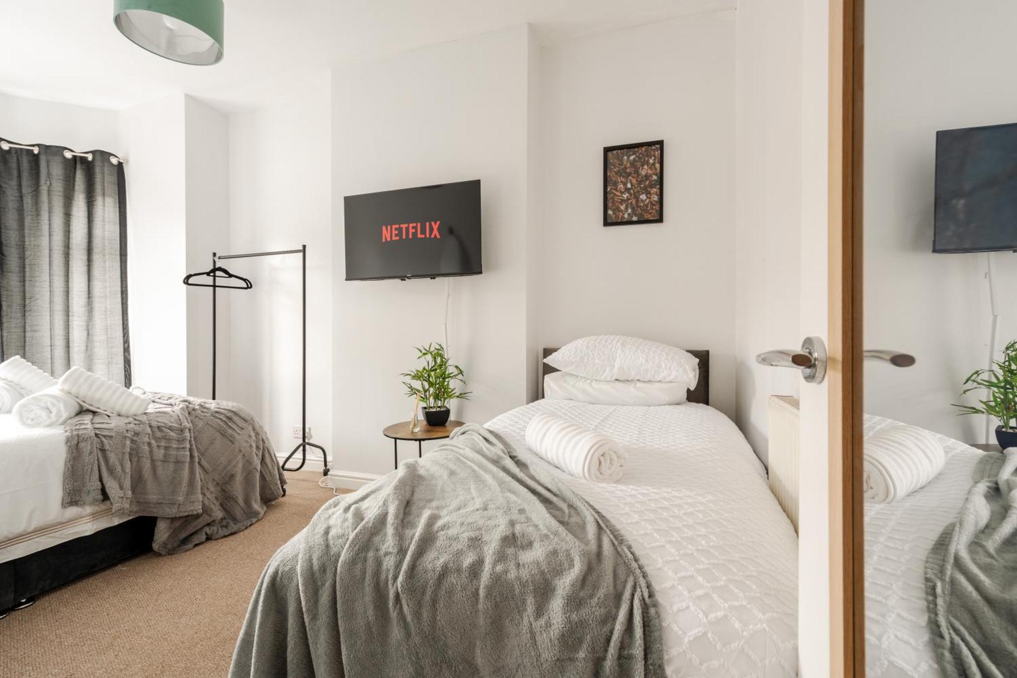 Modern & Spacious - Pool Table - Free Parking - Sleeps 10 * Manchester