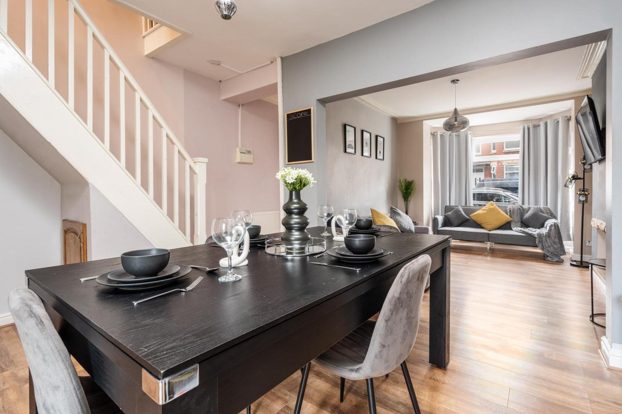 Modern & Spacious - Pool Table - Free Parking - Sleeps 10 *