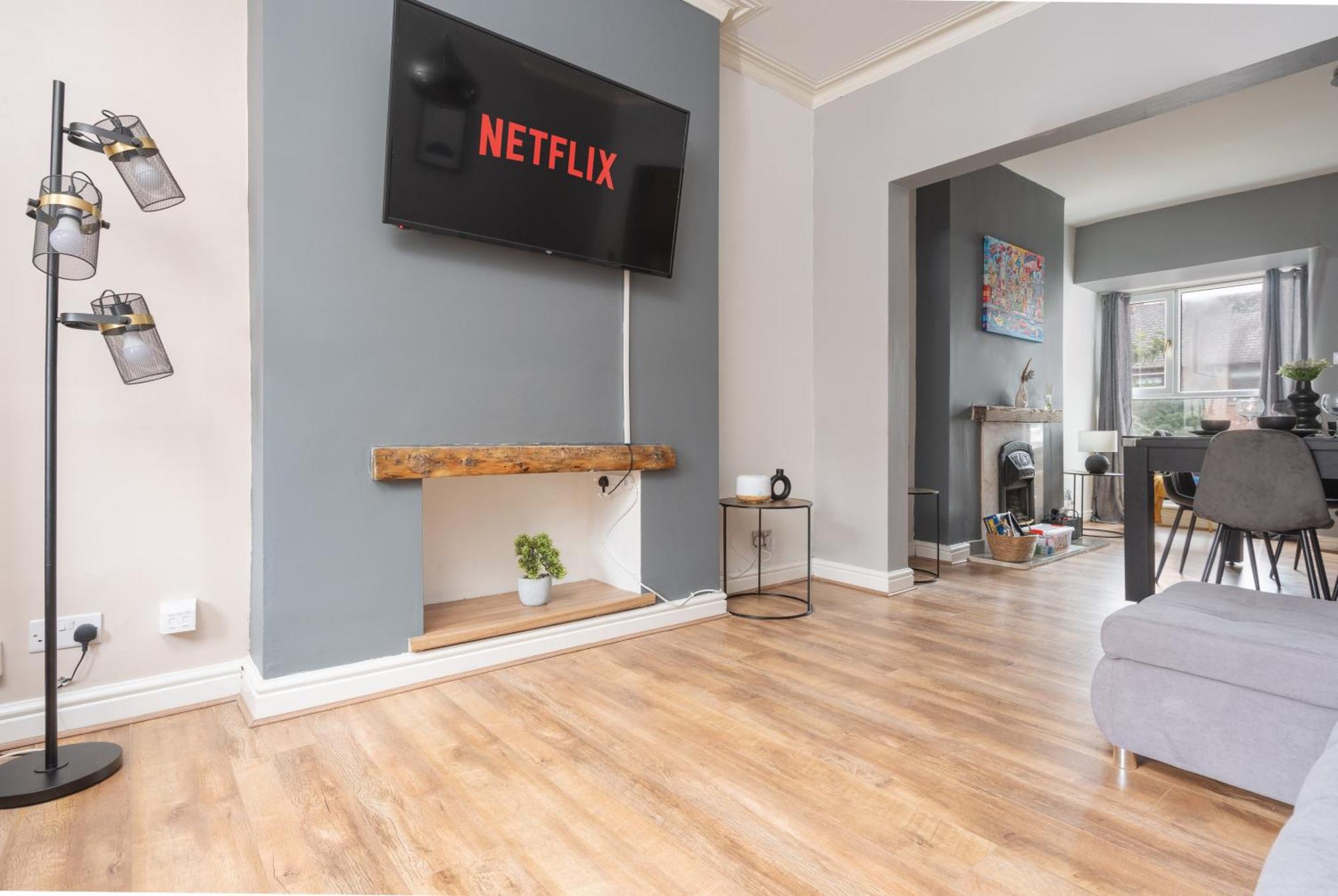 Modern & Spacious - Pool Table - Free Parking - Sleeps 10