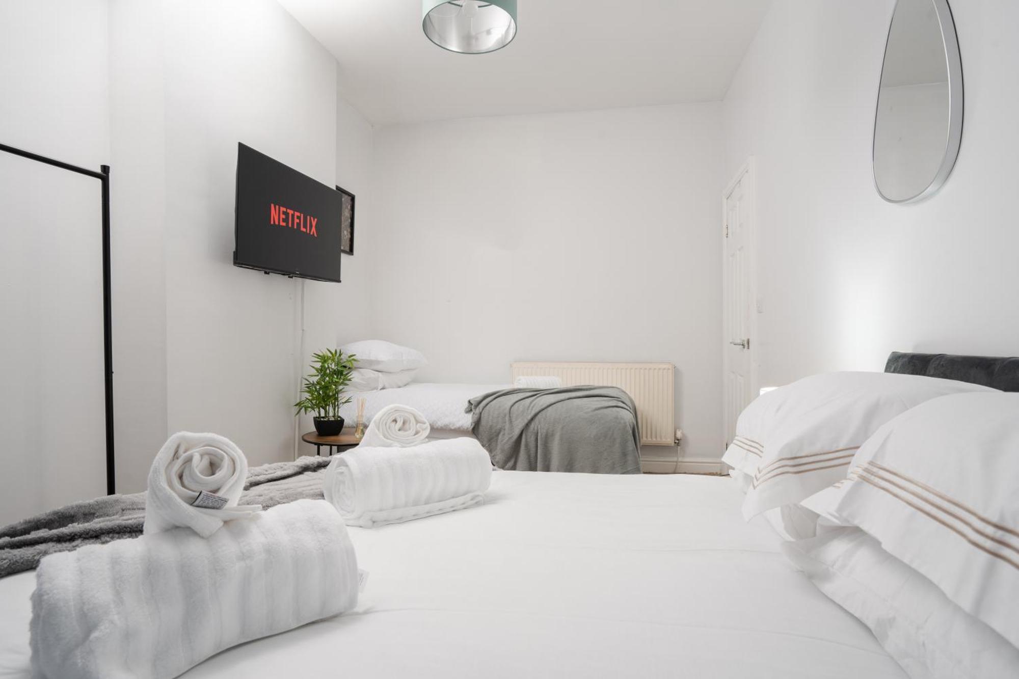 Modern & Spacious - Pool Table - Free Parking - Sleeps 10 *