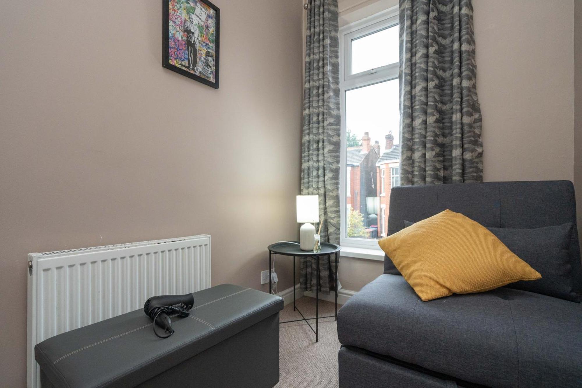 Modern & Spacious - Pool Table - Free Parking - Sleeps 10 * Manchester