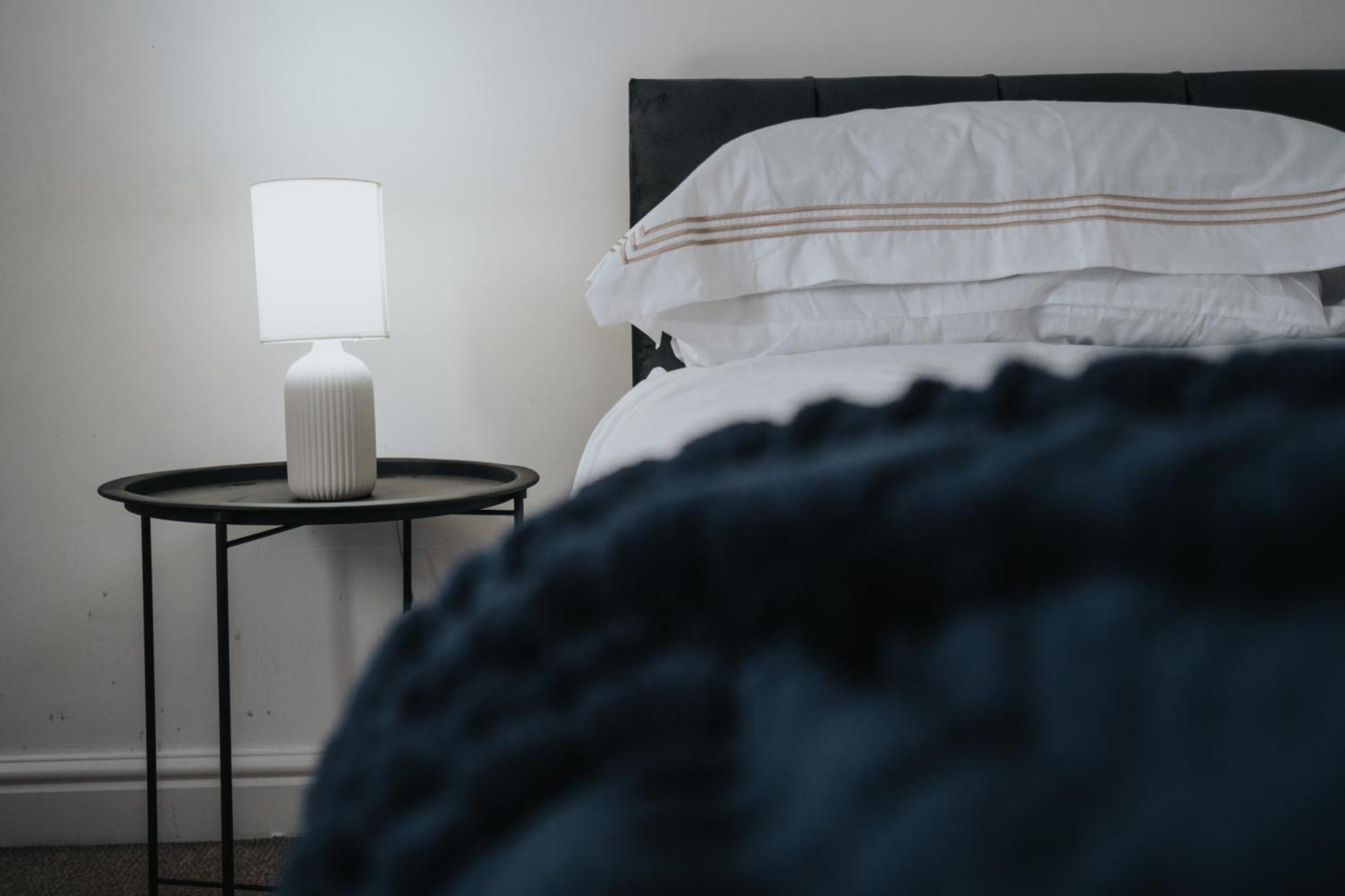 Apartment Modern & Spacious - Pool Table - Free Parking - Sleeps 10