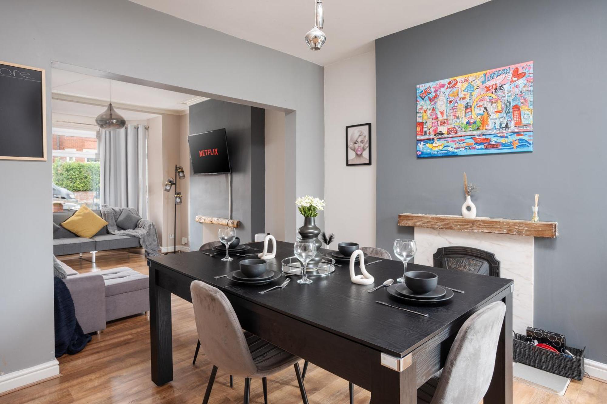 Modern & Spacious - Pool Table - Free Parking - Sleeps 10 Appartement