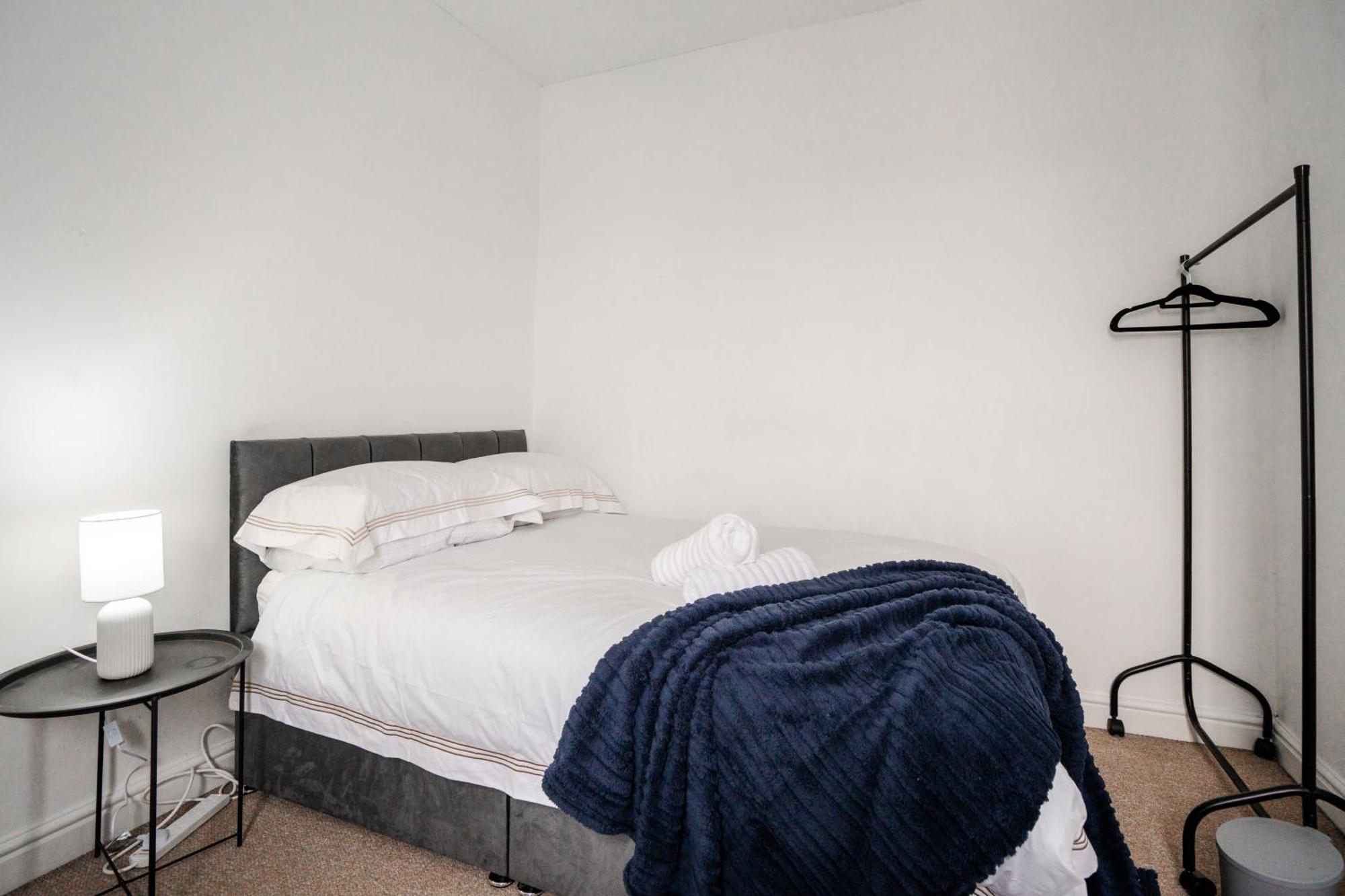 Appartement Modern & Spacious - Pool Table - Free Parking - Sleeps 10 *