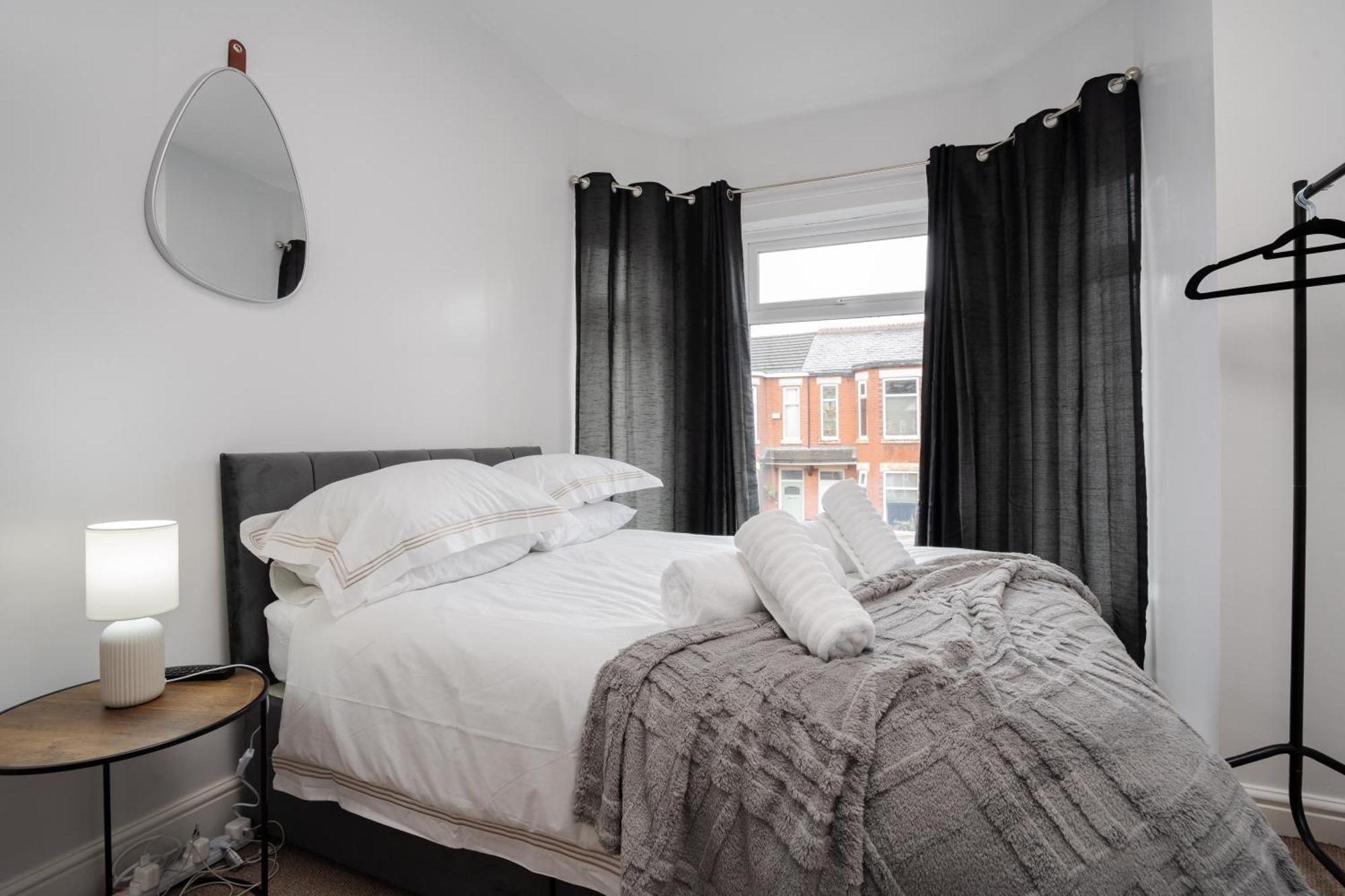 Modern & Spacious - Pool Table - Free Parking - Sleeps 10 *