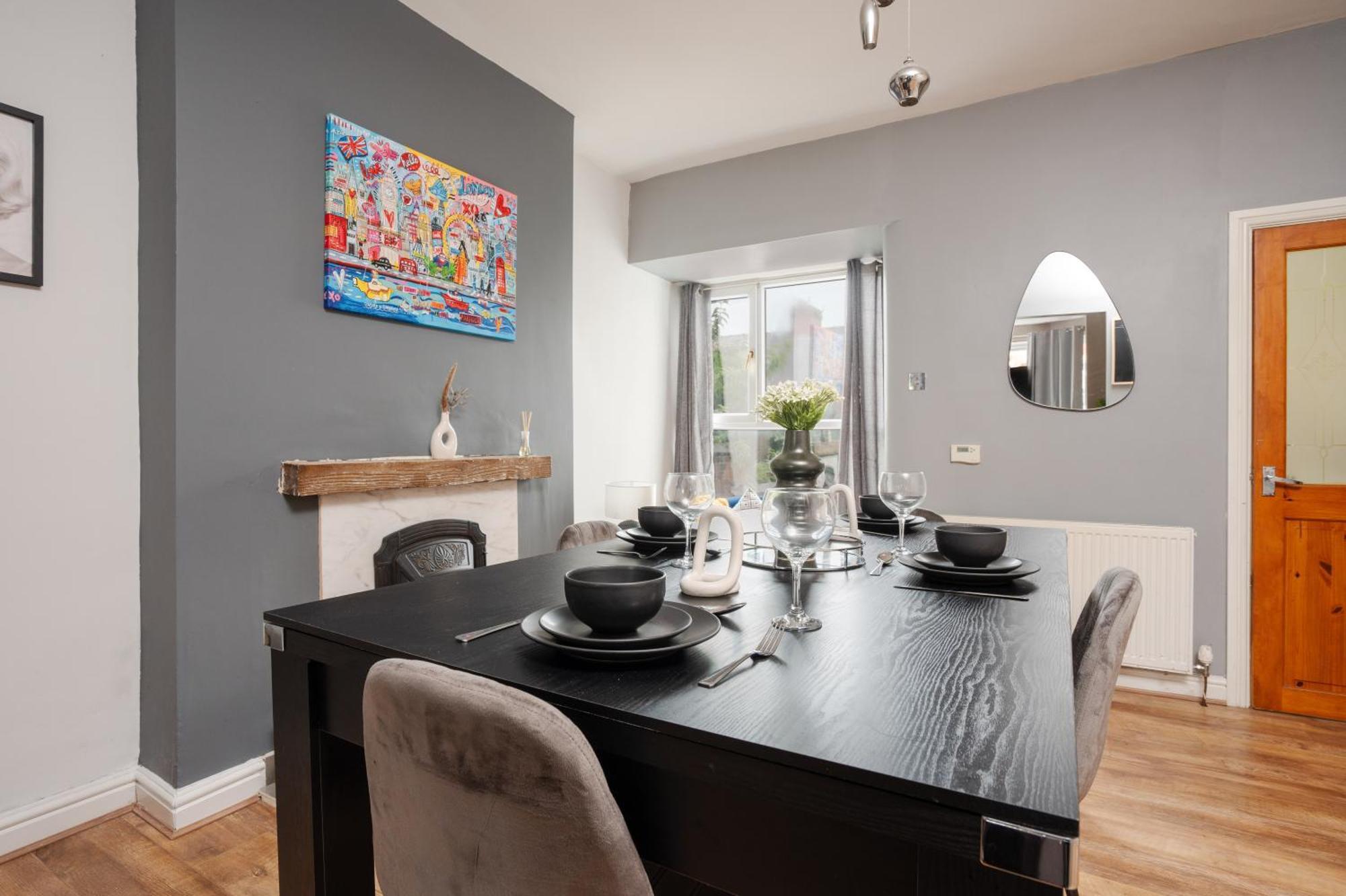 Modern & Spacious - Pool Table - Free Parking - Sleeps 10 * Manchester