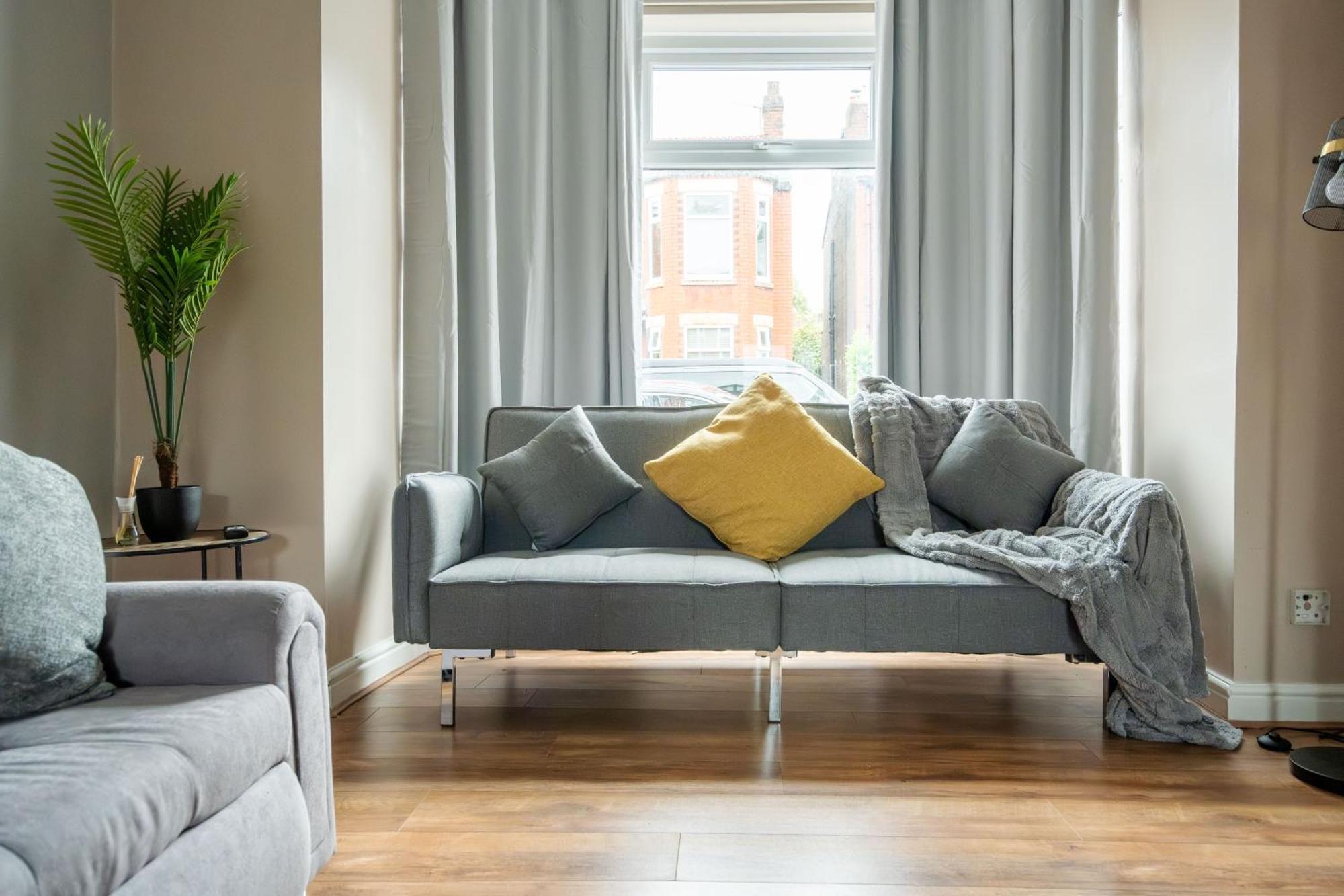Modern & Spacious - Pool Table - Free Parking - Sleeps 10