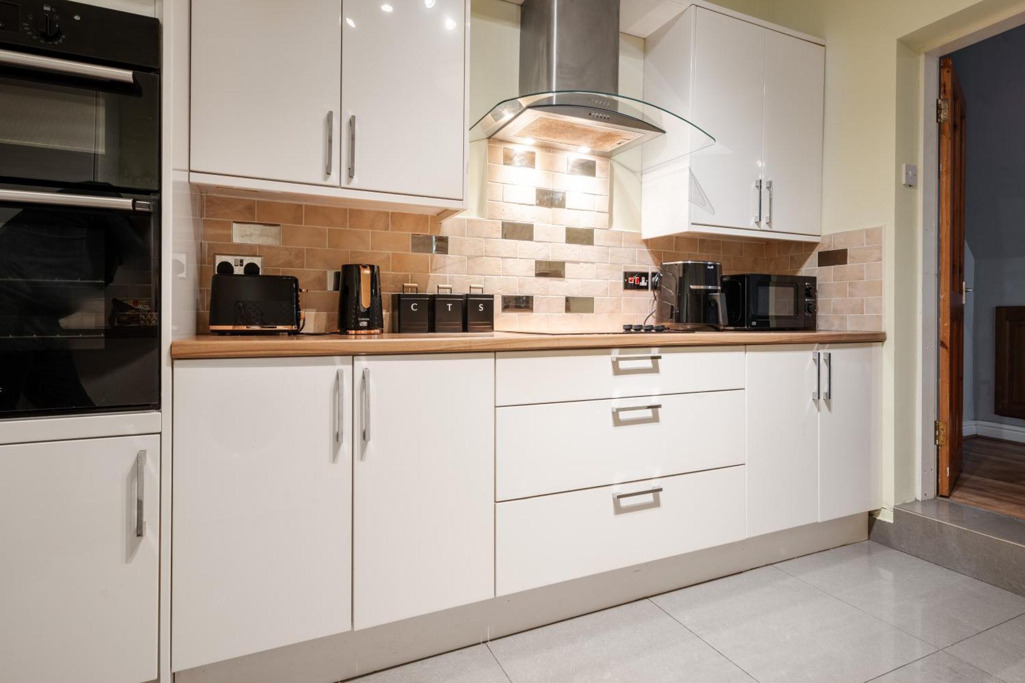 Modern & Spacious - Pool Table - Free Parking - Sleeps 10 * Manchester