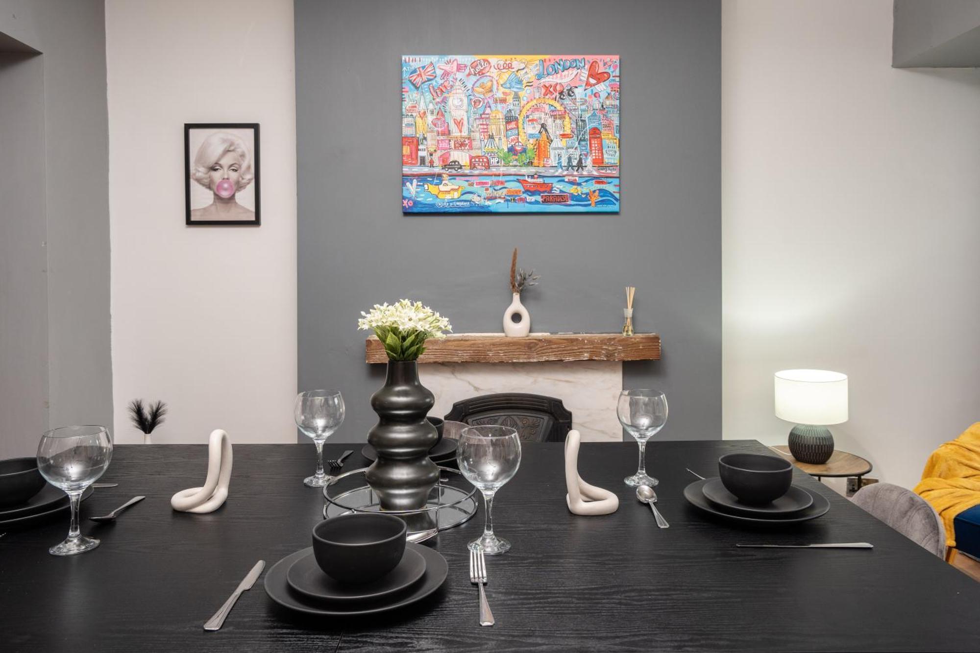 Modern & Spacious - Pool Table - Free Parking - Sleeps 10 *