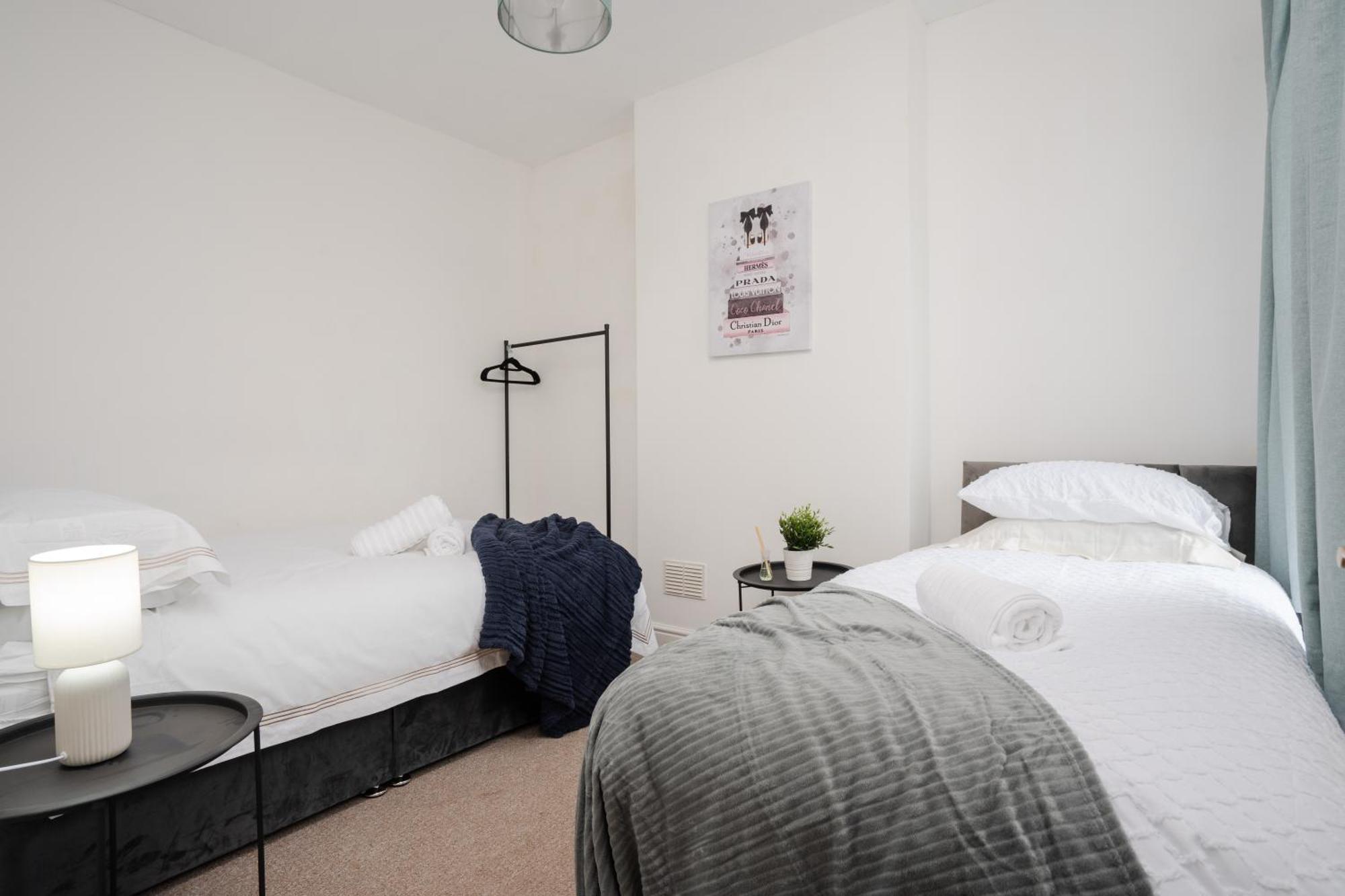 Modern & Spacious - Pool Table - Free Parking - Sleeps 10 Manchester