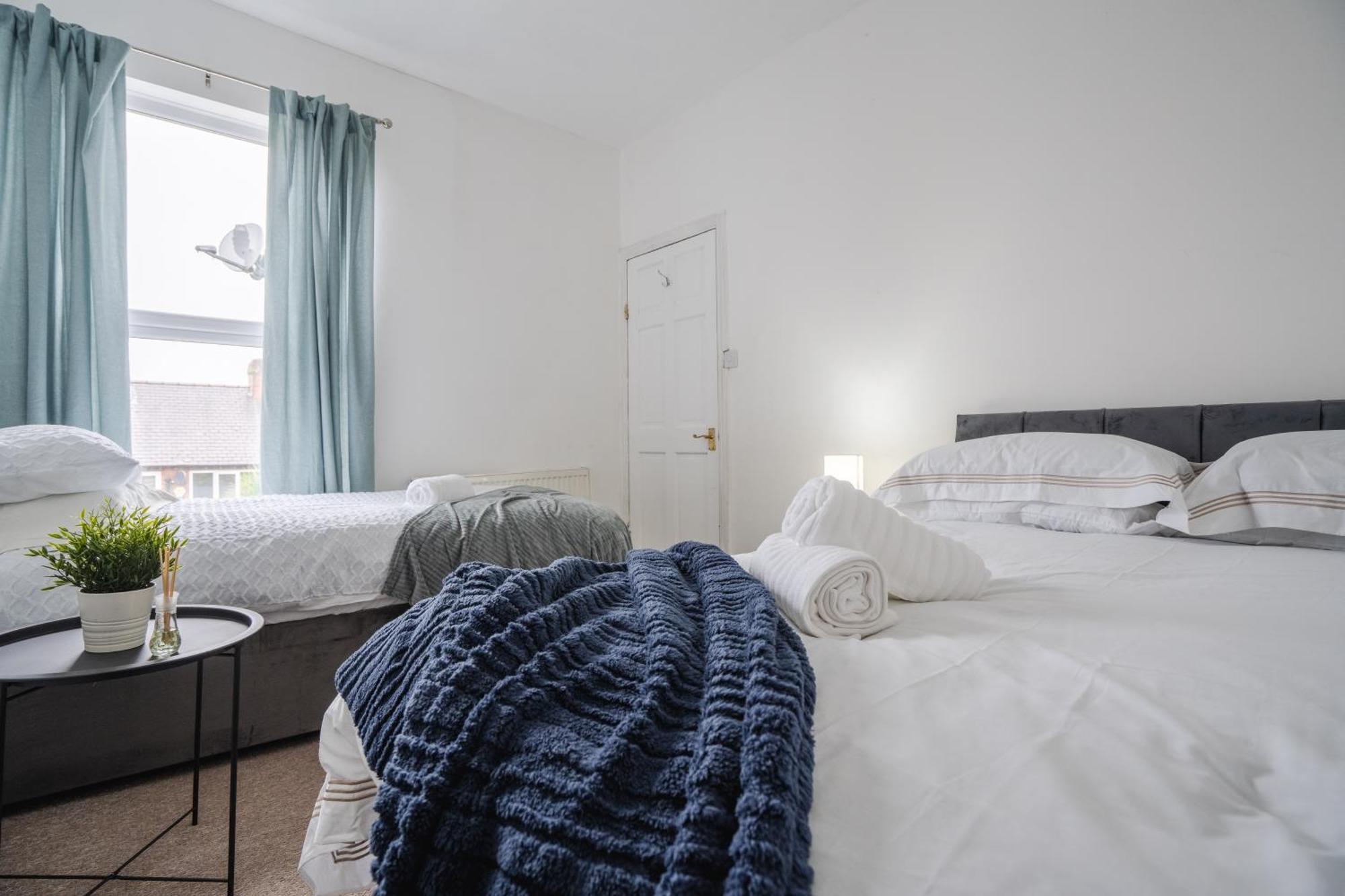 Modern & Spacious - Pool Table - Free Parking - Sleeps 10 Appartement