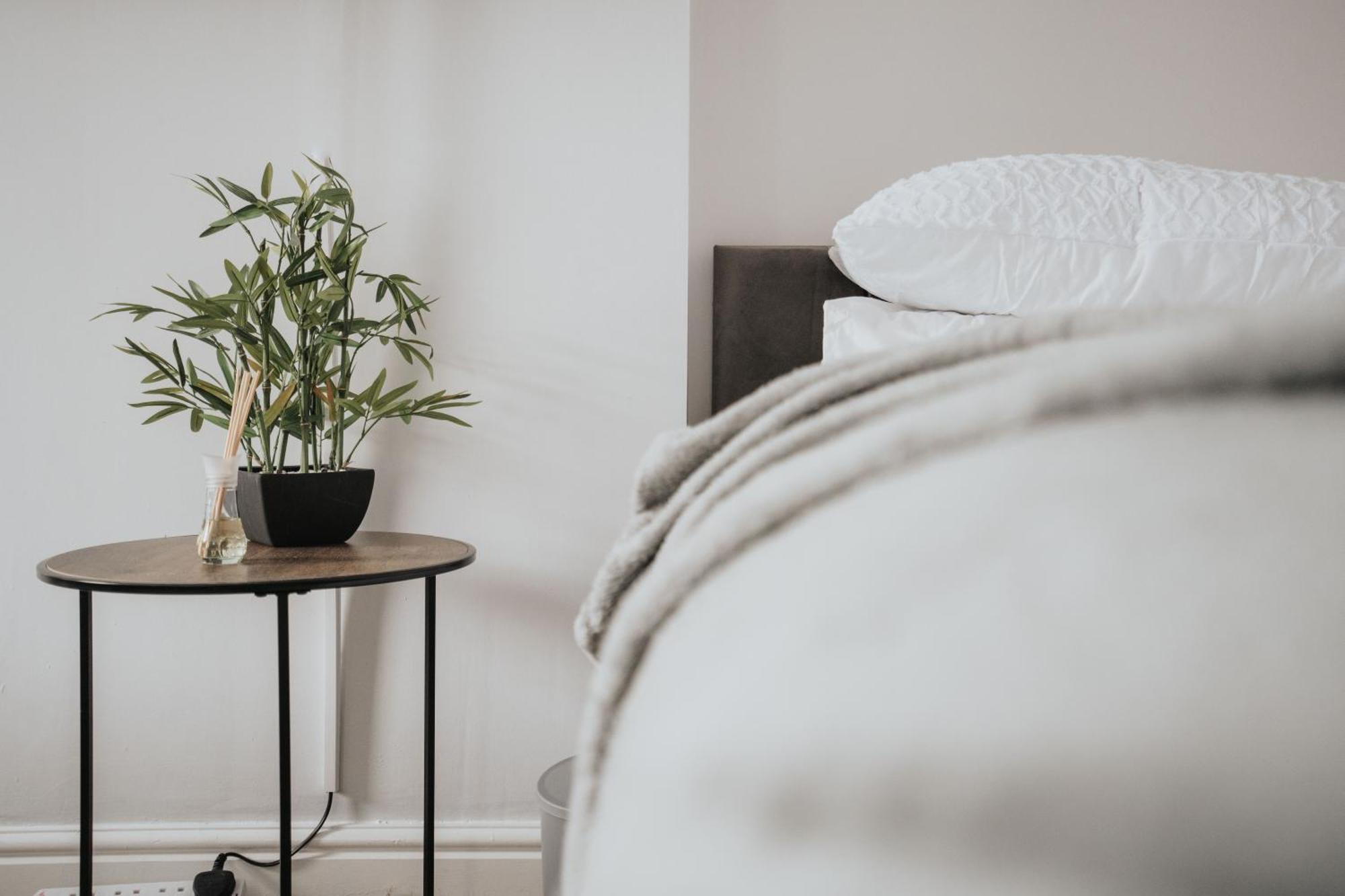 Modern & Spacious - Pool Table - Free Parking - Sleeps 10 Appartement *