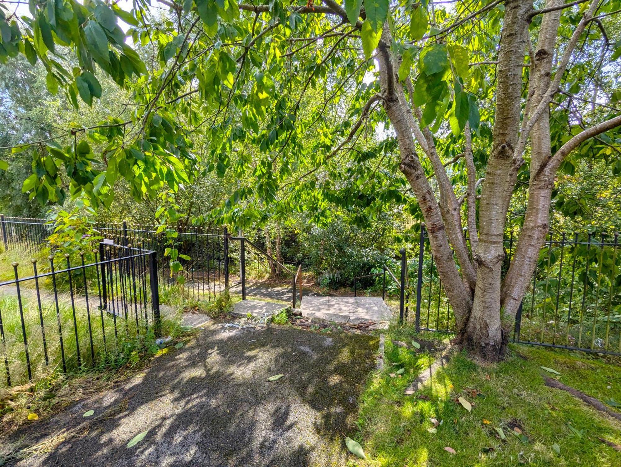 Spacious 4 Bed Riverside Manchester