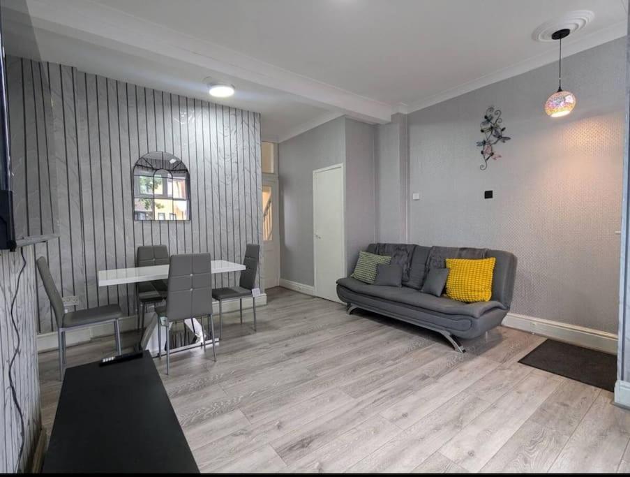 Beautiful 2 Bed 1 Bath Manchester