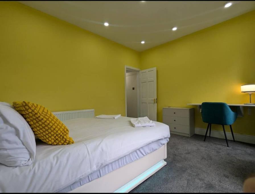 Beautiful 2 Bed 1 Bath * Manchester
