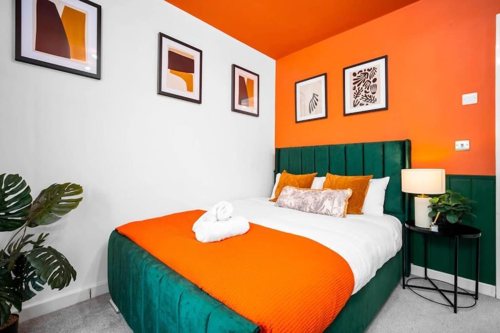 Holiday home 2 Bed House With Garden - Sleeps 9 - Salford - Free Parking - 3 Double Beds, 1 Single - Free Netflix & Free Wifi - 6 Min To Centre, Close To Trafford Centre, Etihad Stadium, Arena, Clubs &