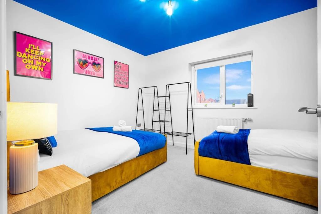 2 Bed House With Garden - Sleeps 9 - Salford - Free Parking - 3 Double Beds, 1 Single - Free Netflix & Free Wifi - 6 Min To Centre, Close To Trafford Centre, Etihad Stadium, Arena, Clubs & *