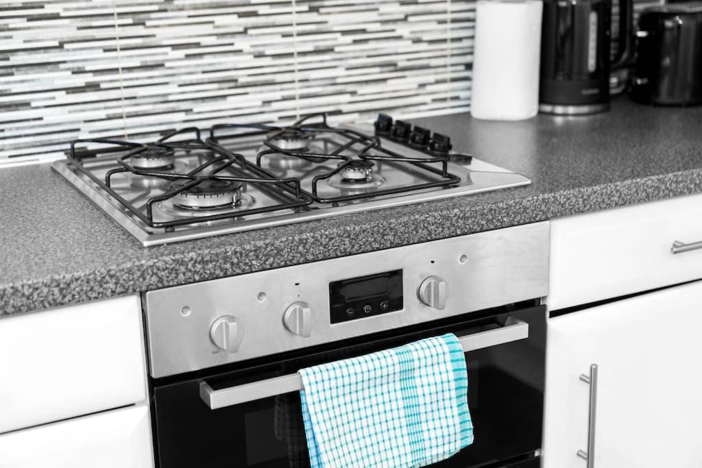 2 Bed House With Garden - Sleeps 9 - Salford - Free Parking - 3 Double Beds, 1 Single - Free Netflix & Free Wifi - 6 Min To Centre, Close To Trafford Centre, Etihad Stadium, Arena, Clubs & Holiday home *