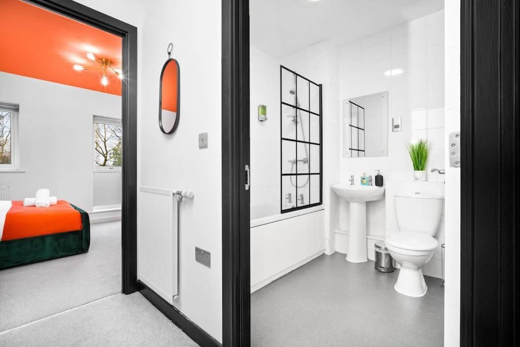 Holiday home 2 Bed House With Garden - Sleeps 9 - Salford - Free Parking - 3 Double Beds, 1 Single - Free Netflix & Free Wifi - 6 Min To Centre, Close To Trafford Centre, Etihad Stadium, Arena, Clubs & *