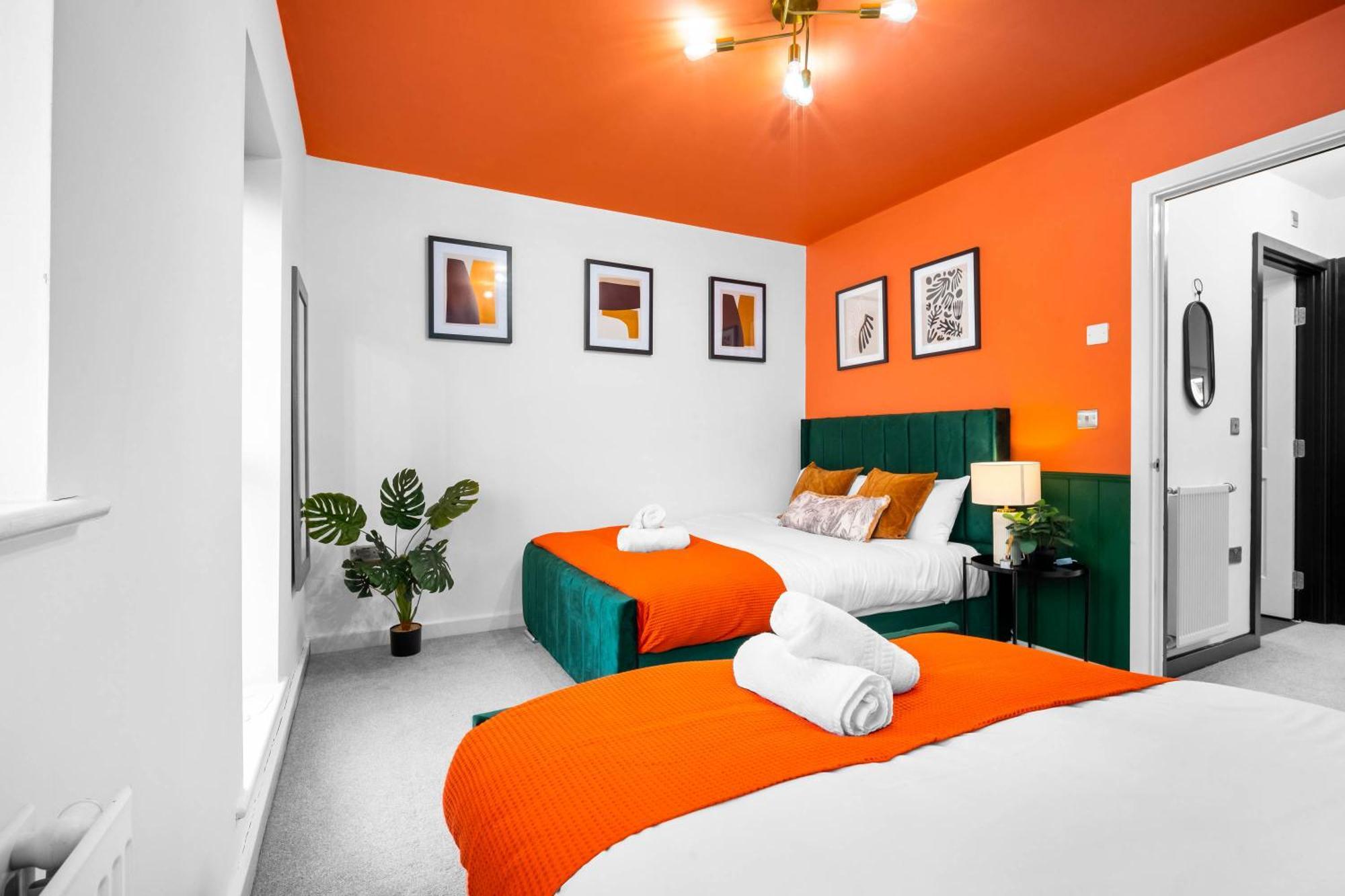 Holiday home 2 Bed House With Garden - Sleeps 9 - Salford - Free Parking - 3 Double Beds, 1 Single - Free Netflix & Free Wifi - 6 Min To Centre, Close To Trafford Centre, Etihad Stadium, Arena, Clubs & Manchester