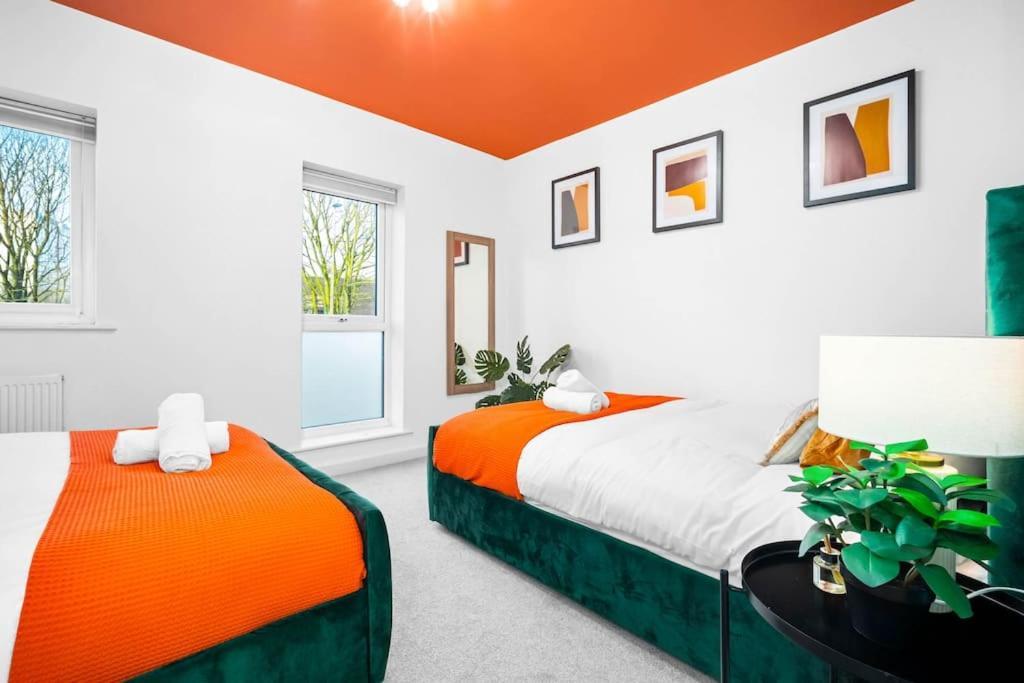 2 Bed House With Garden - Sleeps 9 - Salford - Free Parking - 3 Double Beds, 1 Single - Free Netflix & Free Wifi - 6 Min To Centre, Close To Trafford Centre, Etihad Stadium, Arena, Clubs & Manchester