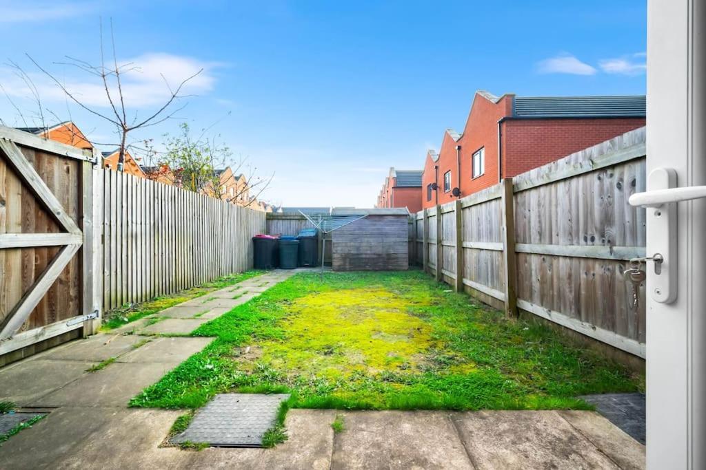 Holiday home 2 Bed House With Garden - Sleeps 9 - Salford - Free Parking - 3 Double Beds, 1 Single - Free Netflix & Free Wifi - 6 Min To Centre, Close To Trafford Centre, Etihad Stadium, Arena, Clubs &
