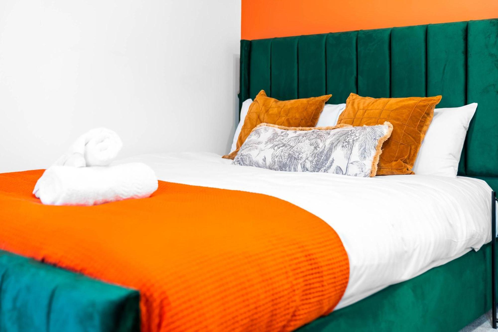 Holiday home 2 Bed House With Garden - Sleeps 9 - Salford - Free Parking - 3 Double Beds, 1 Single - Free Netflix & Free Wifi - 6 Min To Centre, Close To Trafford Centre, Etihad Stadium, Arena, Clubs & *
