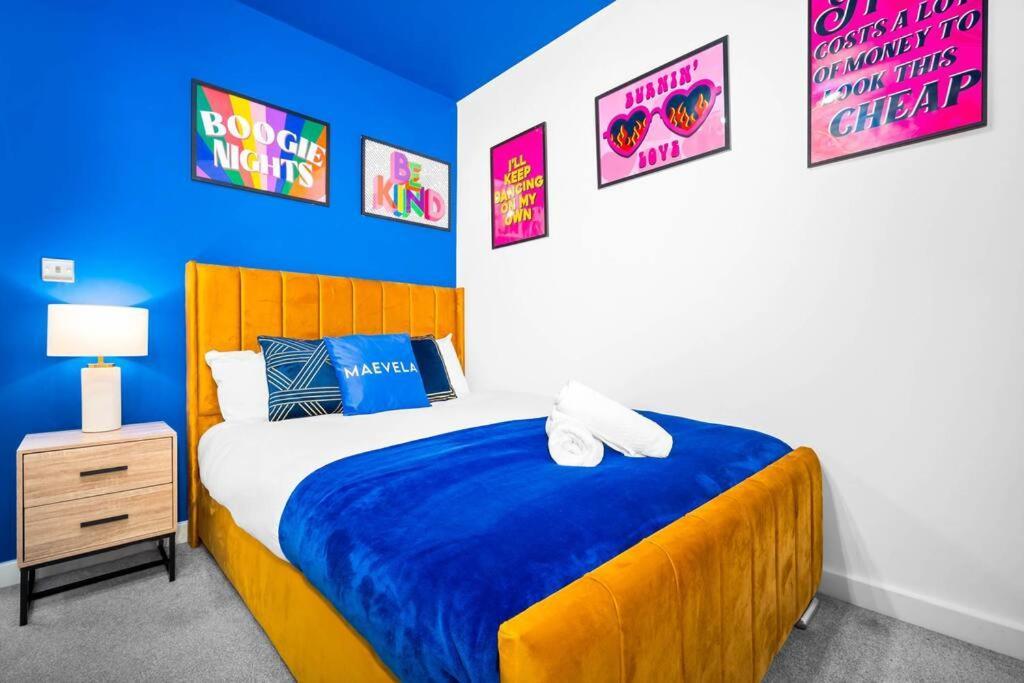 2 Bed House With Garden - Sleeps 9 - Salford - Free Parking - 3 Double Beds, 1 Single - Free Netflix & Free Wifi - 6 Min To Centre, Close To Trafford Centre, Etihad Stadium, Arena, Clubs & Holiday home Manchester