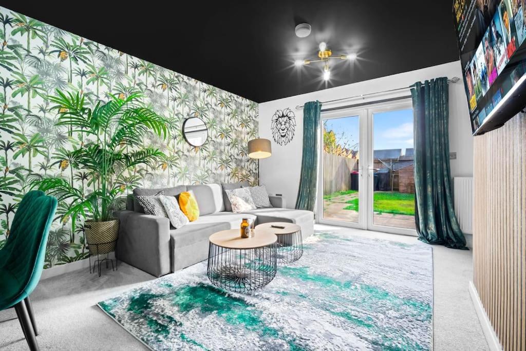 2 Bed House With Garden - Sleeps 9 - Salford - Free Parking - 3 Double Beds, 1 Single - Free Netflix & Free Wifi - 6 Min To Centre, Close To Trafford Centre, Etihad Stadium, Arena, Clubs & *