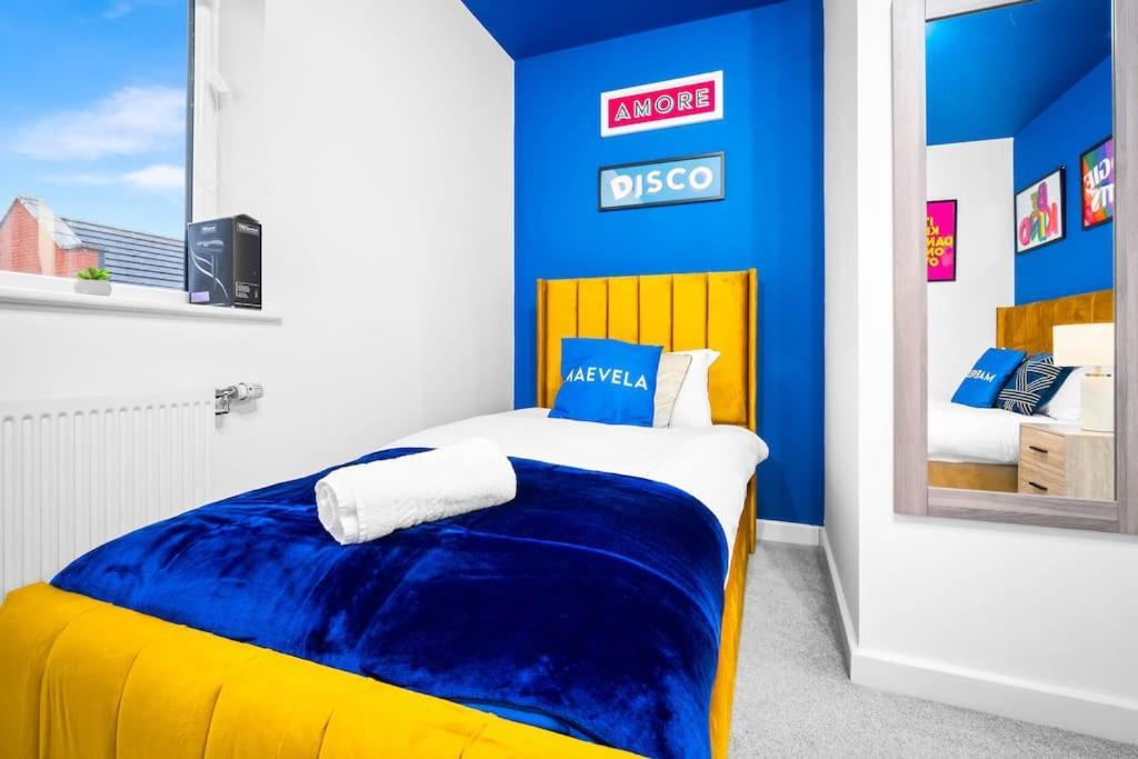 Holiday home 2 Bed House With Garden - Sleeps 9 - Salford - Free Parking - 3 Double Beds, 1 Single - Free Netflix & Free Wifi - 6 Min To Centre, Close To Trafford Centre, Etihad Stadium, Arena, Clubs & Manchester