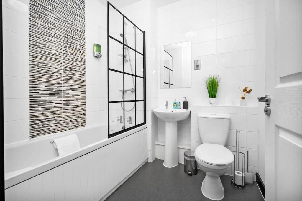 2 Bed House With Garden - Sleeps 9 - Salford - Free Parking - 3 Double Beds, 1 Single - Free Netflix & Free Wifi - 6 Min To Centre, Close To Trafford Centre, Etihad Stadium, Arena, Clubs & Manchester