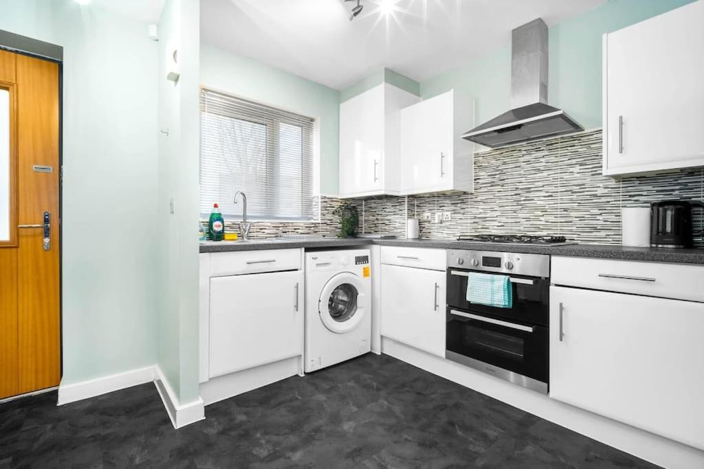 2 Bed House With Garden - Sleeps 9 - Salford - Free Parking - 3 Double Beds, 1 Single - Free Netflix & Free Wifi - 6 Min To Centre, Close To Trafford Centre, Etihad Stadium, Arena, Clubs & * Manchester