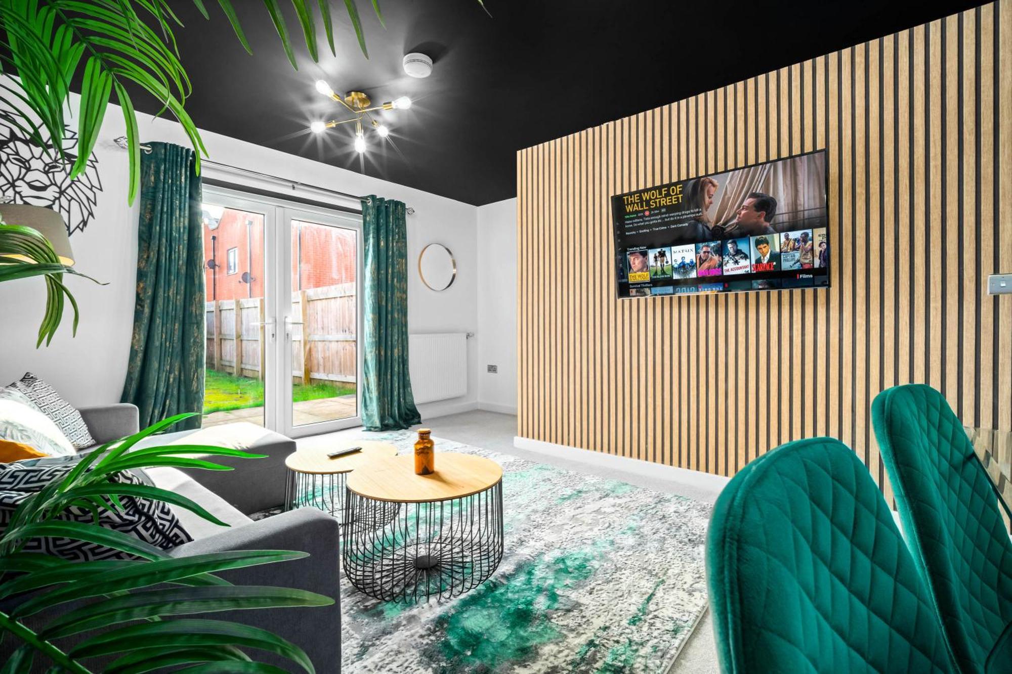 2 Bed House With Garden - Sleeps 9 - Salford - Free Parking - 3 Double Beds, 1 Single - Free Netflix & Free Wifi - 6 Min To Centre, Close To Trafford Centre, Etihad Stadium, Arena, Clubs &
