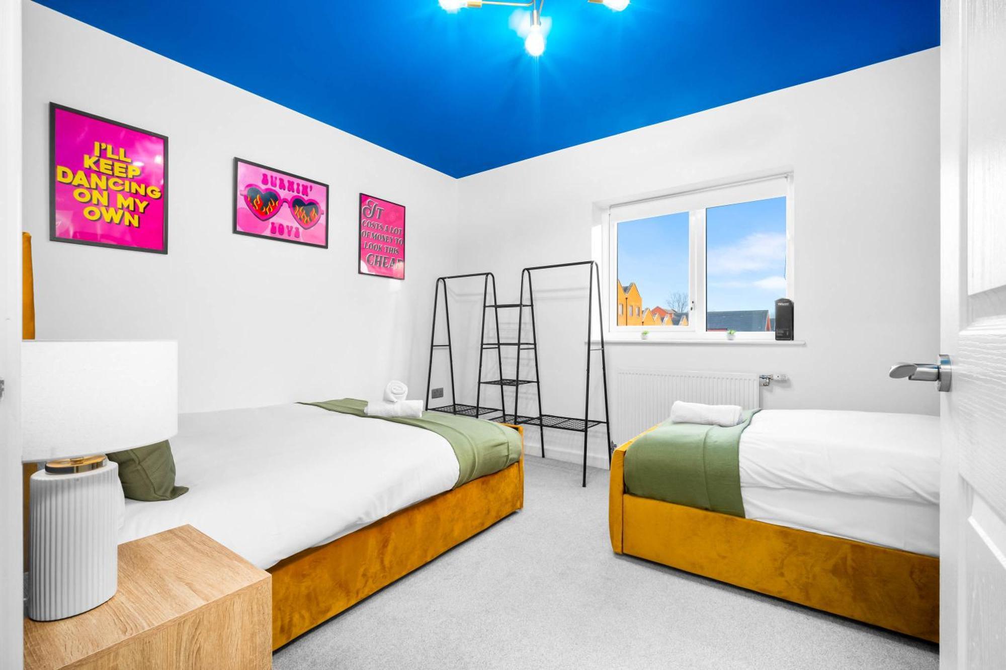 Holiday home 2 Bed House With Garden - Sleeps 9 - Salford - Free Parking - 3 Double Beds, 1 Single - Free Netflix & Free Wifi - 6 Min To Centre, Close To Trafford Centre, Etihad Stadium, Arena, Clubs &